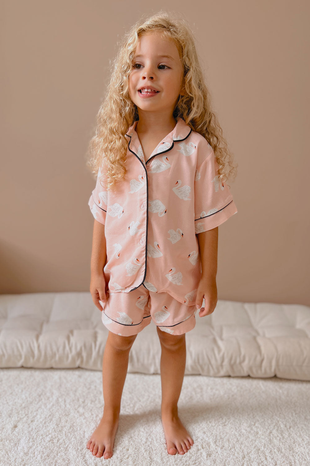 Yavruağzı Kuğu Desenli Biyeli Kız Çocuk Pijama Takımı