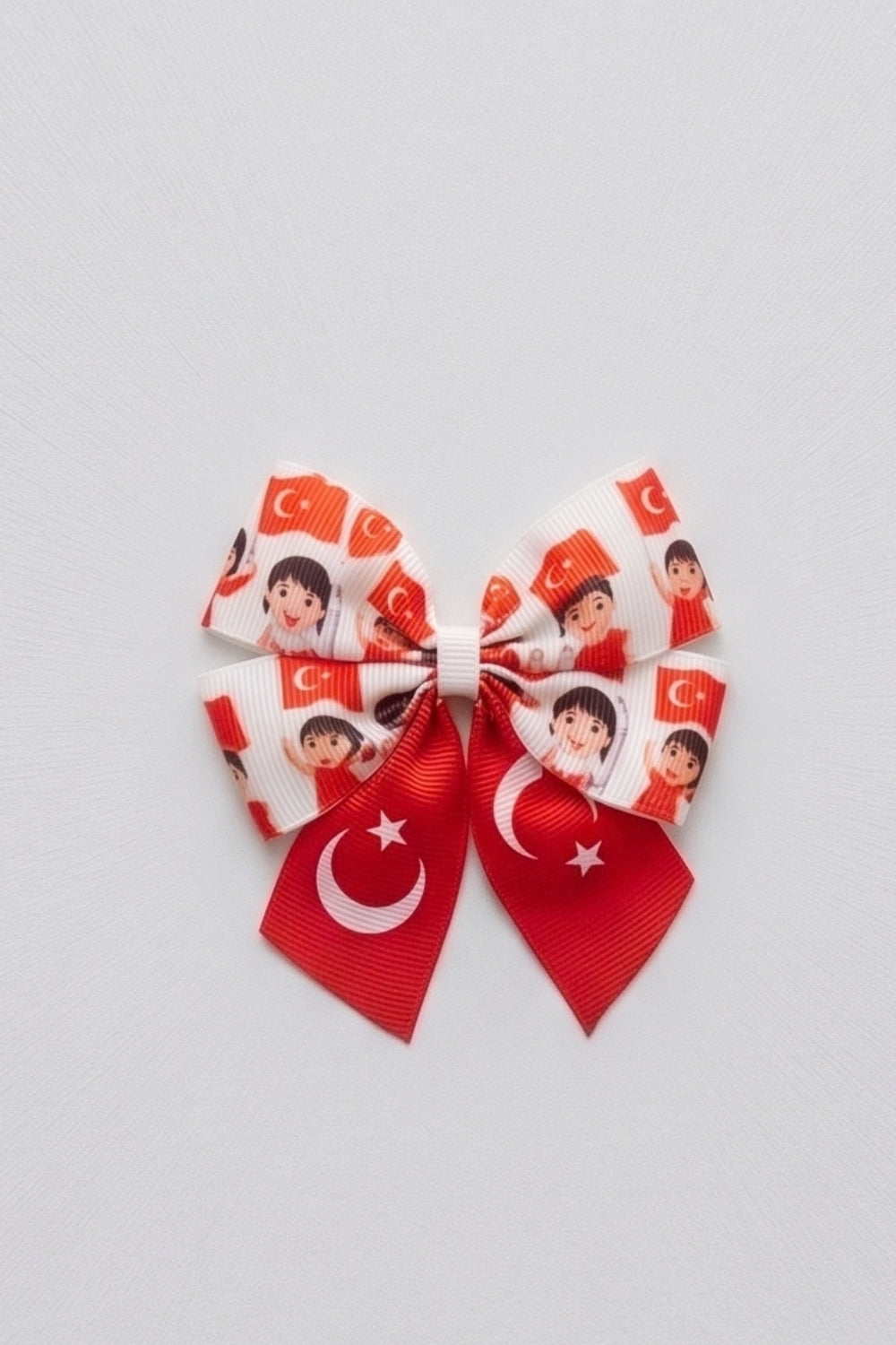 Beyaz  Bayrak Tutan Çocuk Desenli Ay Yıldız Kuyruklu Kız Çocuk Toka