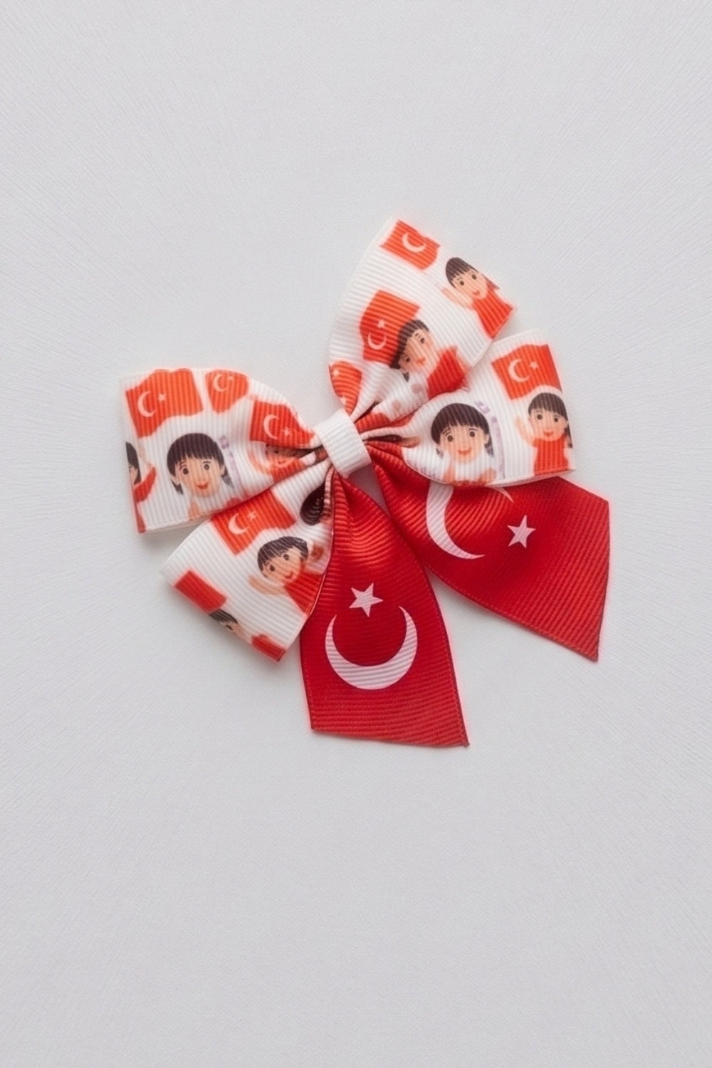 Beyaz  Bayrak Tutan Çocuk Desenli Ay Yıldız Kuyruklu Kız Çocuk Toka