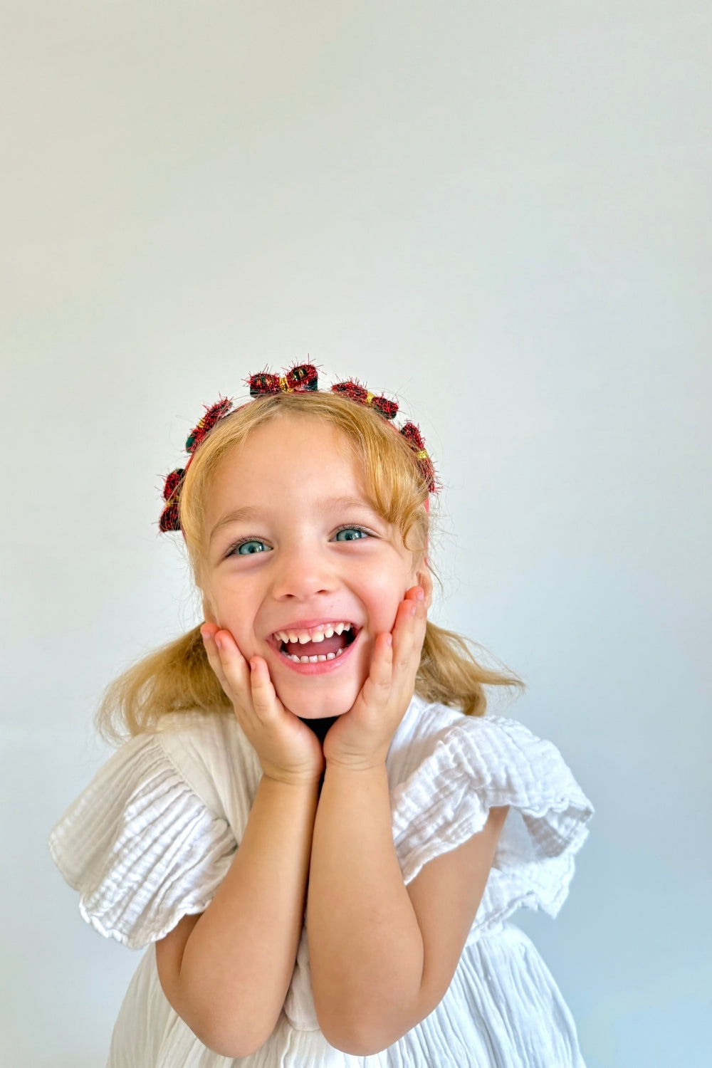 Kırmızı  Ekoseli Küçük Fiyonk Detaylı Kız Çocuk Yılbaşı Taç