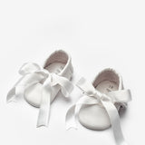 Beyaz Kurdele Detaylı Kız Bebek Deri Makosen