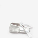 Beyaz Kurdele Detaylı Kız Bebek Deri Makosen