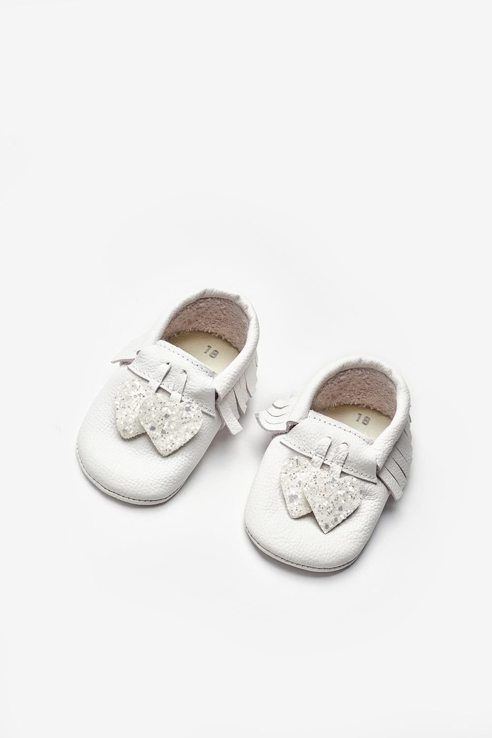 Beyaz  Kalp Figürlü Kız Bebek Deri Makosen